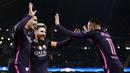 Striker Barcelona, Neymar Jr, bersama Luis Suarez merayakan gol yang dicetak Lionel Messi ke gawang  Manchester City pada laga Liga Champions di Stadion Etihad, Manchester, Selasa, (1/11/2016). (AFP/Oli Scarff)