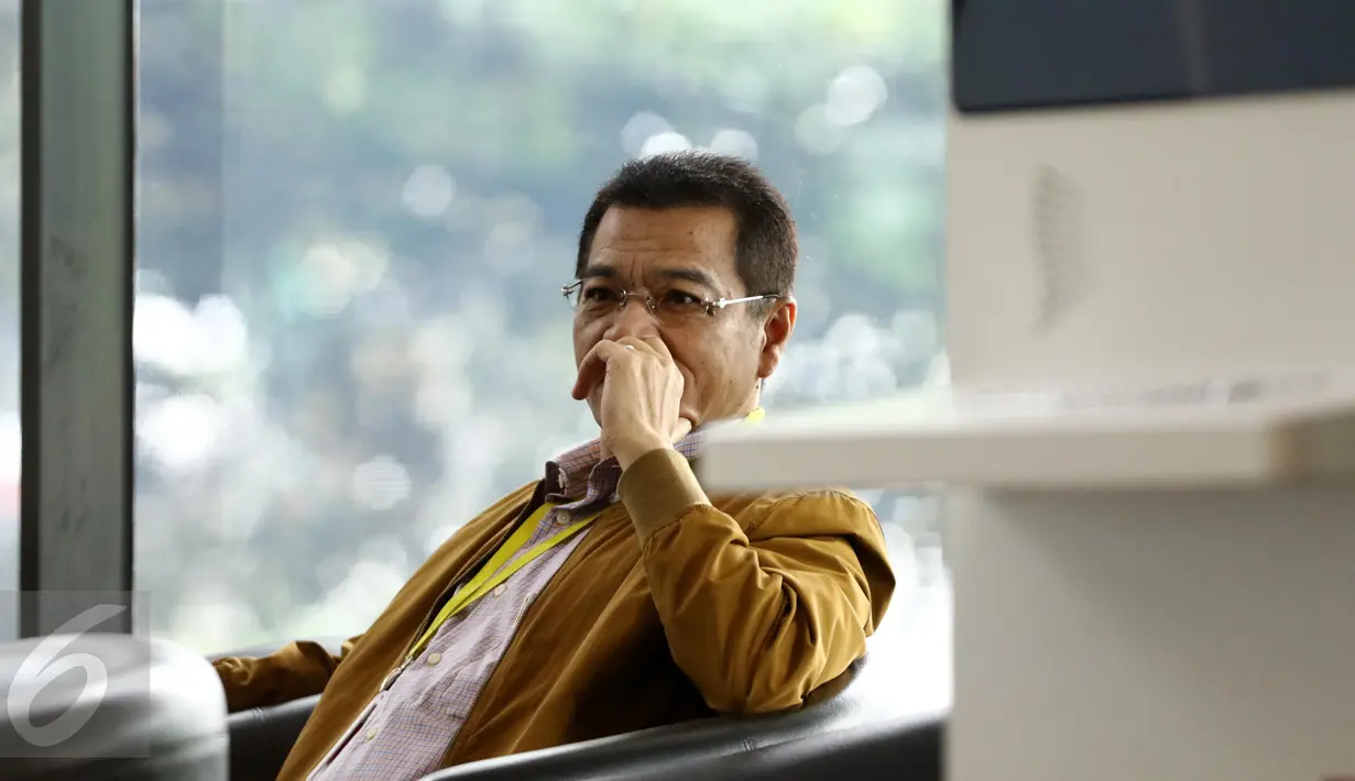 Mantan Menteri Dalam Negeri Gamawan Fauzi duduk menunggu memenuhi panggilan KPK, Jakarta, Rabu (12/10).  Pemanggilan Gamawan terkait kasus dugaan korupsi proyek penerapan e-KTP. (Liputan6.com/Helmi Afandi)