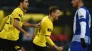 Pemain Borussia Dortmund, Lukasz Piszczek, merayakan gol pertama yang dicetaknya ke gawang Porto dalam laga leg pertama 32 besar Liga Europa di Stadion Signal Iduna Park, Dortmund, Jumat (19/2/2016) dini hari WIB, (AFP/Patrik Stollarz)