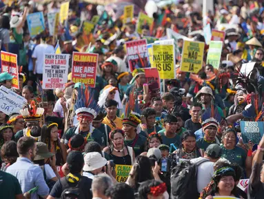 Suku-suku asli melakukan demonstrasi dalam aksi protes di tengah-tengah perhelatan Konferensi Tingkat Tinggi Perubahan Iklim PBB (COP30), di Belem, Brasil, Senin 17 November 2025. Ratusan orang dari suku-suku asli dan komunitas adat melakukan aksi unjuk rasa di tengah-tengah perhelatan Konferensi Tingkat Tinggi Perubahan Iklim PBB (COP30), di Belem, Brasil, Senin 17 November 2025. (AP Photo/Andre Penner)