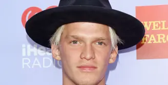 Cody Simpson penyanyi kelahiran 1997, mempunyai ciri khas tersendiri yang membuat kaum hawa begitu menyukai pesona yang dimiliki oleh Cody Simpson. (AFP/Bintang.com)