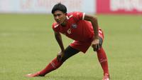 Pemain Arema FC, Ahmad Alfarizi, melakukan pemanasan saat latihan di Stadion Patriot, Bekasi, Jumat (29/3). Latihan ini persiapan jelang perempat final Piala Presiden 2019 melawan Bhayangkara FC. (Bola.com/Vitalis Yogi Trisna)