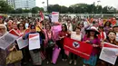 Massa dari Perempuan Peduli Indonesia menggelar aksi mendukung pengesahan Perppu Ormas di depan Gedung DPR RI, Jakarta, Kamis (27/7). Dalam aksinya, para ibu itu mendesak pemerintah untuk merealisasikan Perppu No 2 Tahun 2017. (Liputan6.com/Johan Tallo)