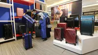 Pengunjung memilih tas koper pada acara Bags City Travelers & Friends yang mengusung tema Going Places & Beyond di Atrium Mall Kota Kasablanka, Jakarta (23/11/2022). Bags City Travelers & Friends yang digelar hingga 27 November mengajak Traveler untuk menemukan inspirasi persona dan gaya traveling. (Liputan6.com)