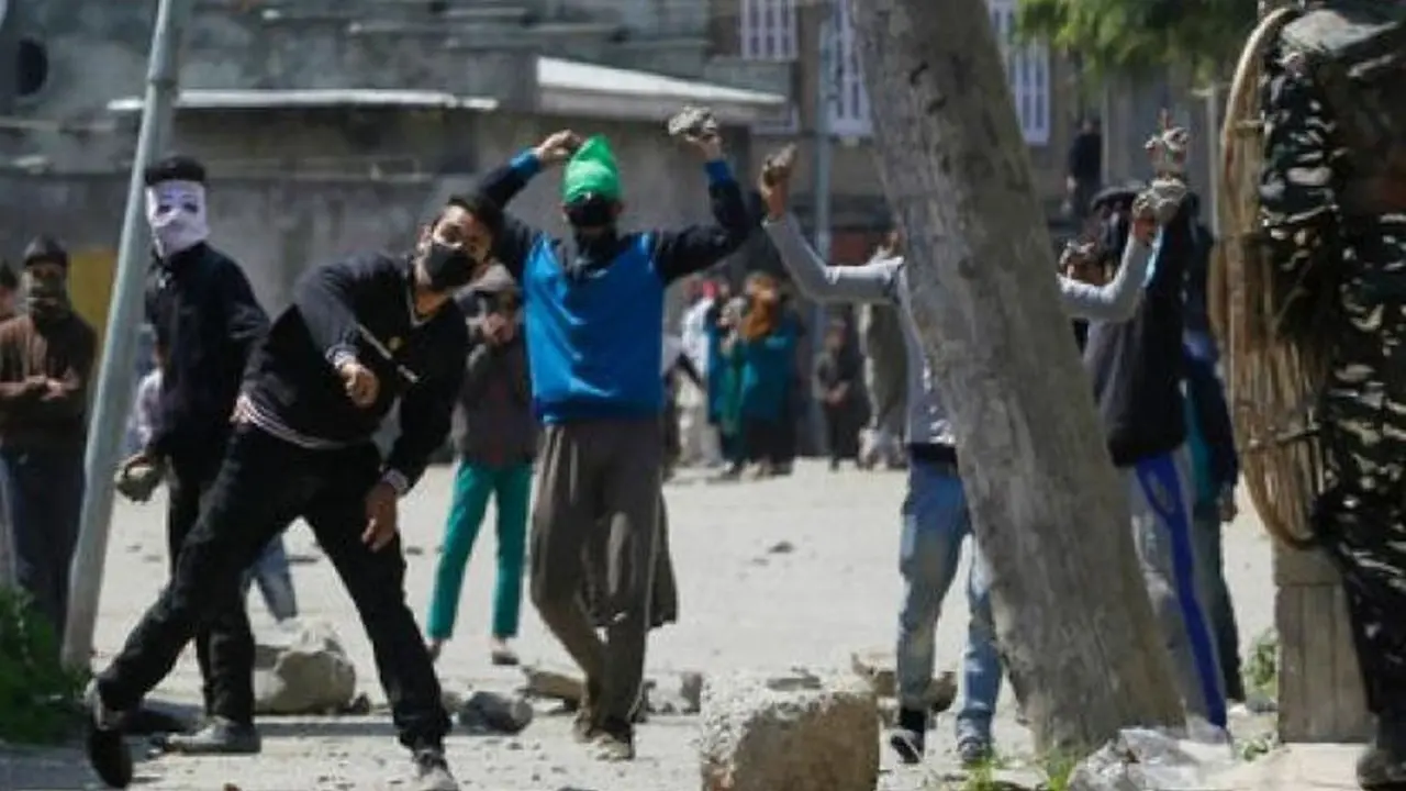Bentrok saat pemilu di Kashmir, India. (Mukhtar Khan/AP)