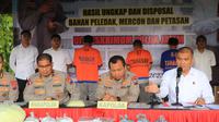 Polda Jatim menangkap tiga orang pelaku kasus jual beli bahan peledak petasan sebanyak 231 kilogram di Jombang. (Dian Kurniawan/Liputan6.com)