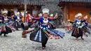 Para penari dari kelompok etnis Miao menampilkan tarian untuk wisatawan di Desa Langde kelompok etnis Miao di wilayah Leishan, Prefektur Otonom Etnis Miao dan Dong Qiandongnan, Provinsi Guizhou, China barat daya, pada 16 November 2020. (Xinhua/Liu Xu)