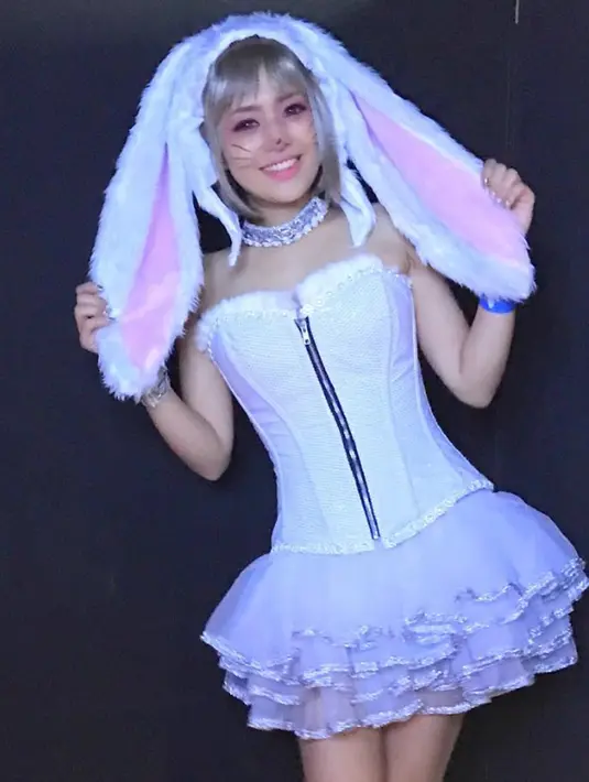 Sora Aoi berpose mengenakan pakaian bertemakan kelinci. Sora Aoi pernah mengatakan bahwa menikah memang menjadi impiannya sejak lama. (Instagram/@aoi_sola)