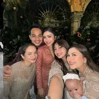 Enzy Storia dan Jessica Mila saat Hadir di Tunangan Febby Rastanty. [@valtifanka]