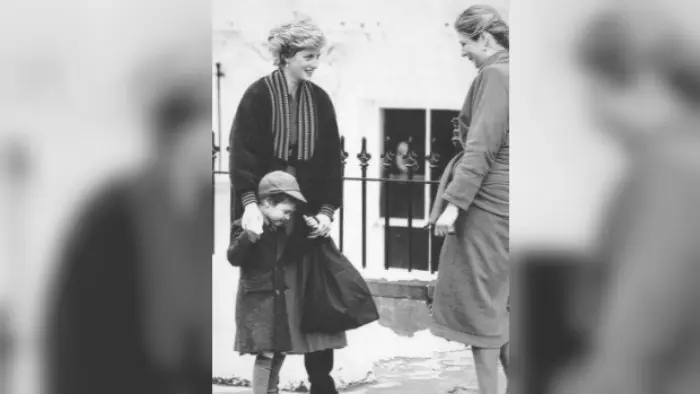 Pangeran Williammemegang tangan ibunya dan disambut oleh Kepala Sekolah Frederica Blair-Turner pada saat kedatangannya untuk hari pertama sekolah di Wetherby School (AP)