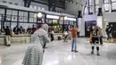 Pengunjung berfoto di area tengah Pos Bloc, Jakarta Pusat, Sabtu (9/10/2021). Selain menjadi tempat berdiskusi, Pos Bloc juga akan mewadahi beberapa sektor usaha kreatif. (Liputan6.com/Faizal Fanani)
