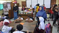 Sejumlah orangtua ikut masuk kelas menemani anaknya di SDN Manggarai 17 Pagi, Jakarta, Senin (18/7). Para orangtua terlihat ramai datang ke sekolah mengantar anaknya pada hari pertama masuk sekolah tahun ajaran 2016/2017. (Liputan6.com/Johan Tallo)