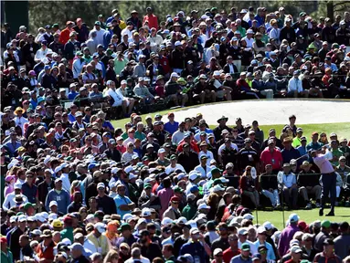 Pegolf AS, Matt Kuchar, beraksi di putaran kedua turnamen golf The Masters di Augusta National Golf Club, Augusta, Georgia, AS, (8/4/2016). (AFP/Don Emmert)