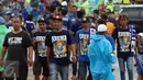 Suporter Arema FC berjalan menuju Stadion Pakansari, Kab Bogor untuk menyaksikan laga final Piala Presiden 2017, Sabtu (12/3). Di final, Arema FC dan PBFC akan berlaga memperebutkan gelar juara Piala Presiden 2017. (Liputan6.com/Helmi Fithriansyah) 