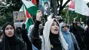 Sebelum membubarkan diri, massa berjanji akan terus mengawal isu ini untuk menekan pemerintah mengambil sikap tegas terkait dinamika geopolitik global. Tampak dalam foto, warga berunjuk rasa menentang serangan gabungan Amerika Serikat (AS)-Israel terhadap Iran dan berduka atas gugurnya pemimpin tertinggi Iran, Ayatollah Ali Khamenei, di depan Kedutaan Besar Amerika Serikat di Jakarta pada Senin 9 Maret 2026. (YASUYOSHI CHIBA/AFP)