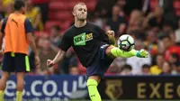 Gelandang Arsenal, Jack Wilshere sedang melakukan pemanasan jelang laga kontra Watford, di Vicarage Road (27/8/2016). Wilshere diprediksi bakal keluar dari Emirates Stadium.  (Reuters/Andrew Boyers)