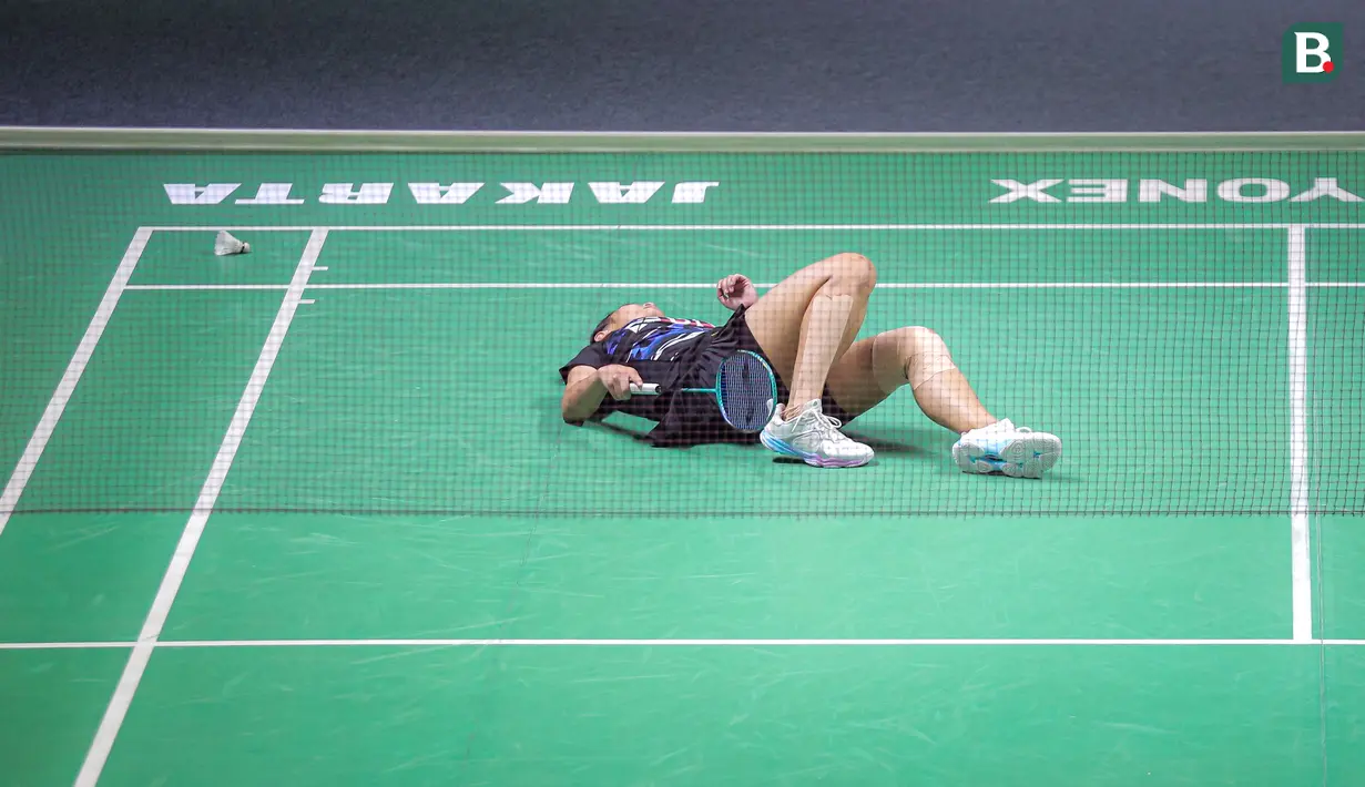 Pebulu tangkis tunggal putri Indonesia, Gregoria Mariska Tunjung terjatuh saat melawan wakil China, Wang Zhi Yi pada babak perempat final Indonesia Open 2024 di Istora, Senayan, Jakarta, Jumat, (07/06/2024). (Bola.com/Bagaskara Lazuardi)