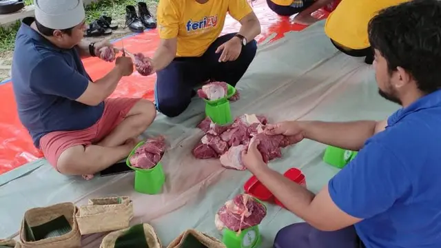 PT ASDP Indonesia Ferry (Persero) menyalurkan bantuan sebanyak 7 ekor sapi dan 100 ekor kambing kurban ke seluruh wilayah operasional kerja ASDP