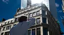 Seorang pria melihat Walkie Talkie, gedung pencakar langit di Kota London, 3 Agustus 2013. Gedung bertingkat 37 ini memenangkan Piala Carbuncle yang diberikan setiap tahun kepada gedung yang dipandang sebagai terburuk di Inggris. (AFP Photo/Leon Neal)