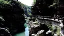 Pemandangan Ngarai Hongshi (Batu Merah) di lokasi wisata Gunung Yuntai di Wilayah Xiuwu, Provinsi Henan, China tengah (28/5/2020). Ngarai di dataran Danxia sepanjang 1,5 kilometer tersebut memiliki batu pasir berwarna kemerahan. (Xinhua/Zhu Xiang)