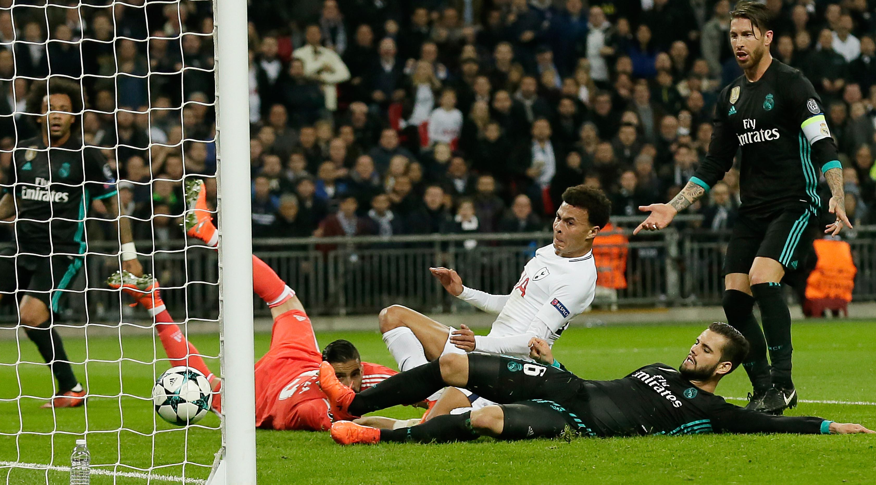 Pemain Tottenham Hotspur, Dele Alli membobol gawang Real Madrid. (AP/Tim Ireland)