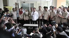 Menteri Kesehatan Terawan Agus Putranto didampingi jajaran dokter memberikan keterangan usai menjenguk dua pasien positif terinfeksi Corona di Rumah Sakit Penyakit Infeksi (RSPI) Prof. DR. Saroso, Sunter, Jakarta, Senin (2/3/2020). (merdeka.com/Iqbal S. Nugroho)