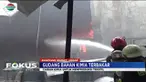 Petugas pemadam kebakaran harus bekerja ekstra hati-hati lantaran yang terbakar adalah cairan kimia untuk memproduksi bahan tekstil.