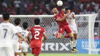 Salah satu duel di pertandingan Timnas Indonesia versus Kamboja di ajang Piala AFF 2022 hari Jumat (23/12/2022). Tampak Ilija Spasojevic terlibat duel udara. (Bagaskara Lazuardi/Bola.com)
