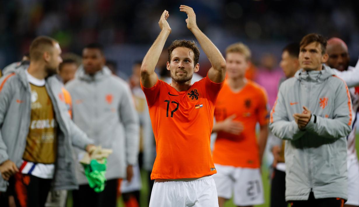 Bek Belanda, Daley Blind, menyapa suporter usai mengalahkan Jerman pada laga Kualifikasi Piala Dunia 2022 di Hamburg, Jumat (6/9). Jerman kalah 2-4 dari Belanda. (AFP/Odd Andersen)