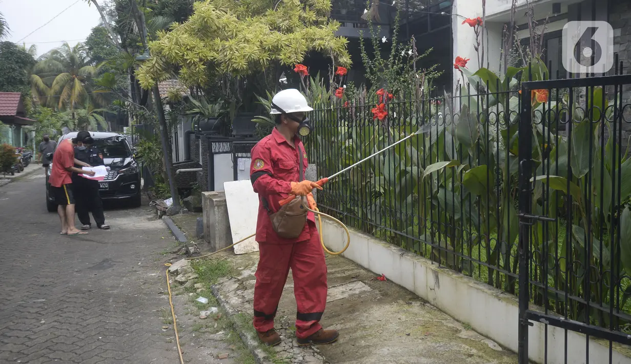 Petugas menyemprotkan cairan disinfektan di Perumahan Bukit Nusa Indah, Tangerang Selatan, Banten, Kamis (26/3/2020). Penyemprotan dilakukan untuk mengantisipasi penyebaran virus corona COVID-19 serta menyosialisasikan imbauan agar warga mengurangi aktivitas di luar rumah. (merdeka.com/Dwi Narwoko)
