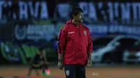 Pelatih Bali United, Indra Sjafri saat mendampingi timnya melawan Persib Bandung pada laga Torabika Soccer Championship 2016 di Stadion Si Jalak Harupat, Soreang, Bandung, Sabtu (14/5/2016). (Bola.com/Nicklas Hanoatubun)