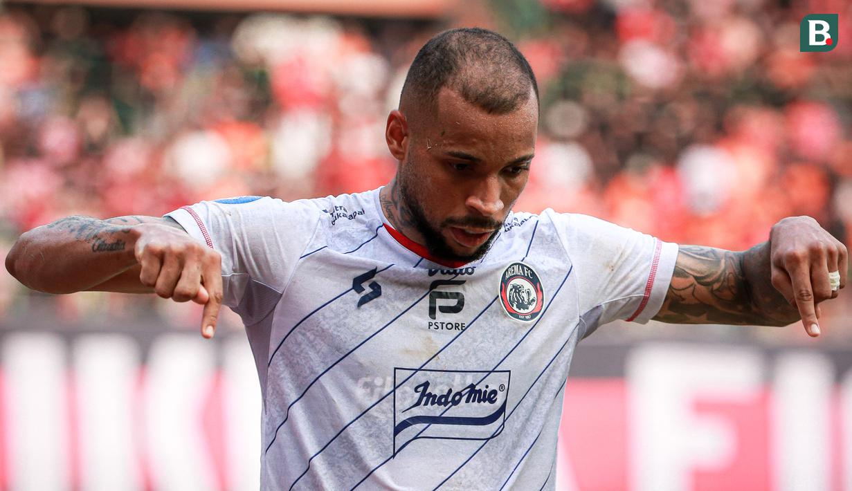 <p>Selebrasi pemain Arema FC, Gustavo Almeida Dos Santos, setelah mencetak gol ke gawang Persija Jakarta dalam pertandingan pekan kesembilan BRI Liga 1 2023/2024 yang berlangsung di Stadion Patriot Candra Bhaga, Bekasi, Minggu (20/9/2023). (Bola.com/Bagaskara Lazuardi)</p>