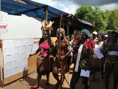 Warga Papua tampak beramai-ramai datangi Tempat Pemungutan Suara di Jayapura, Papua (9/7/14) (AFP PHOTO / Liva Lazore)