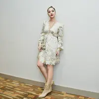 Penampilan bintang film Habibie & Ainun itu tertuju pada dress yang dikenakan BCL yang belahan dadanya sedikit terbuka. Ada yang melihat seksi, sedih, ada juga yang gagal fokus. (Instagram/zheyamada1006)