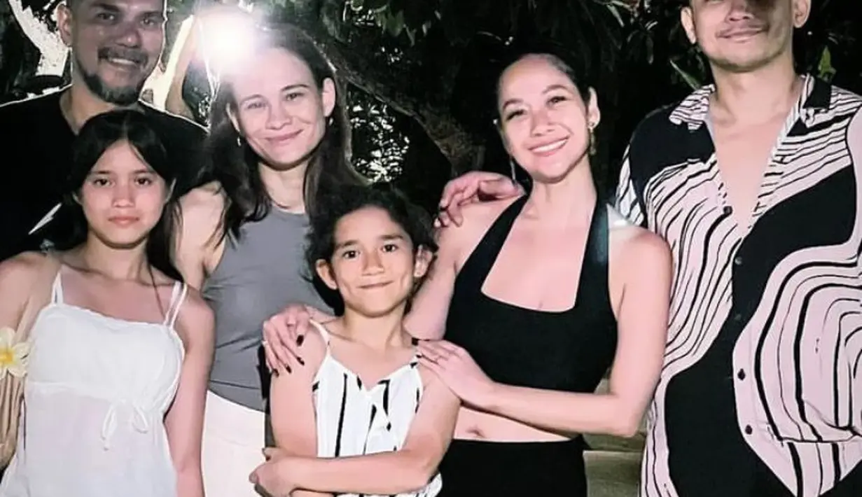 Bersama adik mendiang Ashraf Sinclair, BCL mengenakan atasan hitam crop top dipadukan skirt warna serasi.  [@itsmebcl]