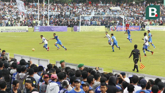 Suporter Persib Bandung dan Perserang Serang