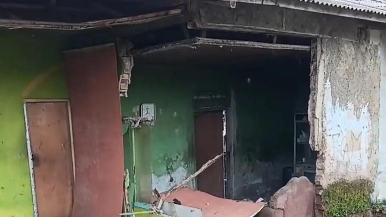 Rumah Warga Sukabumi longsor