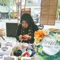 Hesti Novera Imelda di gelaran Solo Art Market sedang membuat kerajinan, pada 23 Mei 2023. (Liputan6.com/Laudia Tysara)