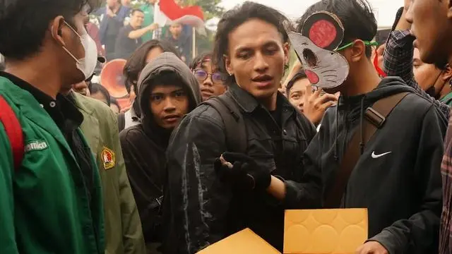 8 Potret Jefri Nichol Ikut Aksi Demo Tolak UU Cipta Kerja di DPR, Jadi Sorotan
