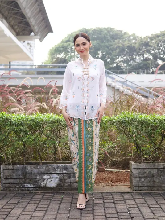 Syifa Hadju di sini tampil cantik menawan mengenakan kebaya kartini berwarna putih dengan detail bordir floral yang manis dan tak berlebihan. Ia padu padan kebayanya ini dengan kain batik bernuansa hijau yang serasi. [Foto: Instagram/syifahadju]
