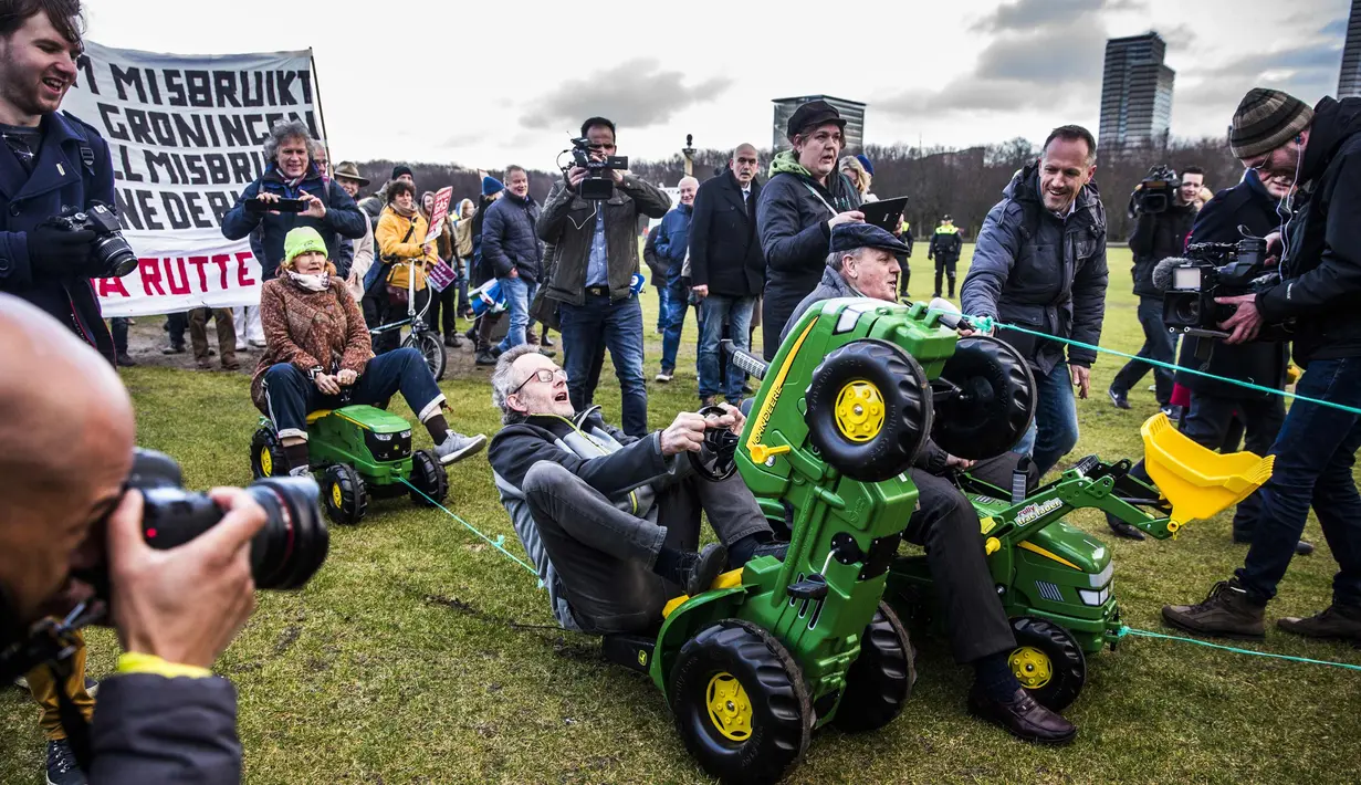 Para petani dari Groningen naik traktor mainan saat demonstrasi melawan fracking di Den Haag, Belanda (1/1). Pemerintah Belanda sedang melakukan persidangan melawan fracking di Groningen pada bulan Februari. (AFP Photo/ANP/Siese Veenstra/Netherlands Out)