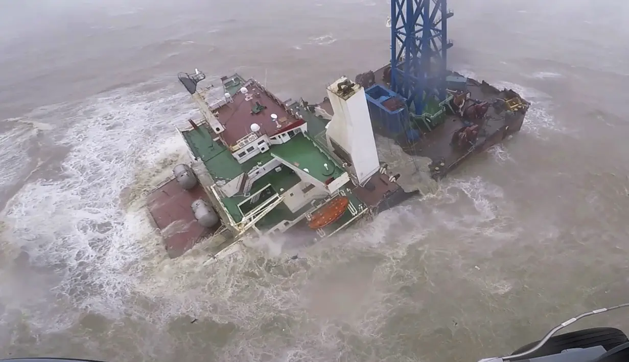 Sebuah kapal setelah pecah menjadi dua di tengah Topan Chaba di Laut Cina Selatan, Hong Kong (2/7/2022). Badan prakiraan cuaca Hong Kong menurunkan peringatan badai ke level 3 pada Sabtu petang, seiring terus bergeraknya Topan Chaba ke dekat Zhanjiang di provinsi Guangdong, Tiongkok. (Hong Kong Government Flying Service via AP)