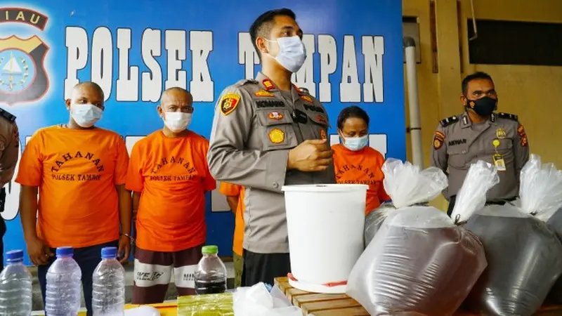 Konferensi pers penjual dan pembuat madu palsu di Polsek Tampan, Pekanbaru.