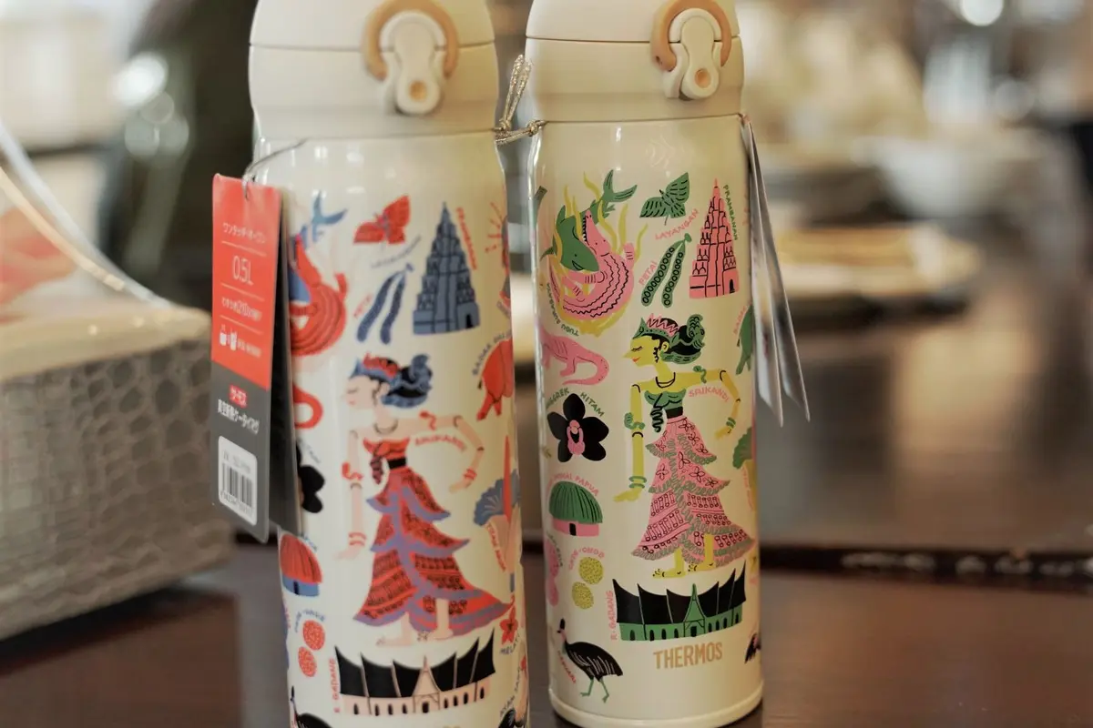 Thermos dengan ilustrasi Nusantara. (dok. Thermos Tumbler Nusantara/Adhita Diansyavira)