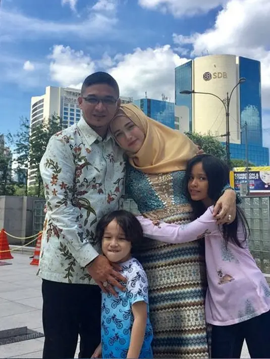 "Kan yang pertama namanya Dewa, kedua Sultan, ketiga Raja, terus kalau cewek apa ya. Ya sudahlah Princess aja," lanjut Pasha menambahkan. (Instagram/adeliapashaofficial)