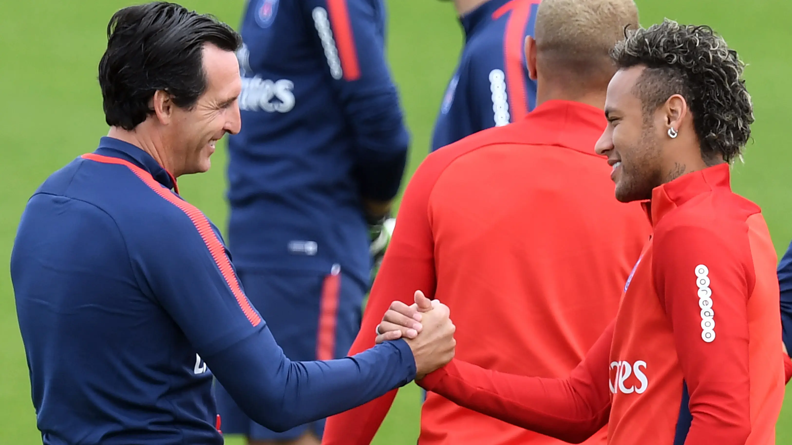 Ekspresi Neymar (kanan) saat bersalaman dengan pelatih PSG, Unai Emery (AFP/Alain Jocard)