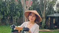 Prilly Latuconsina Piknik di Puncak, Happy Tanam Bibit Bareng Keluarga