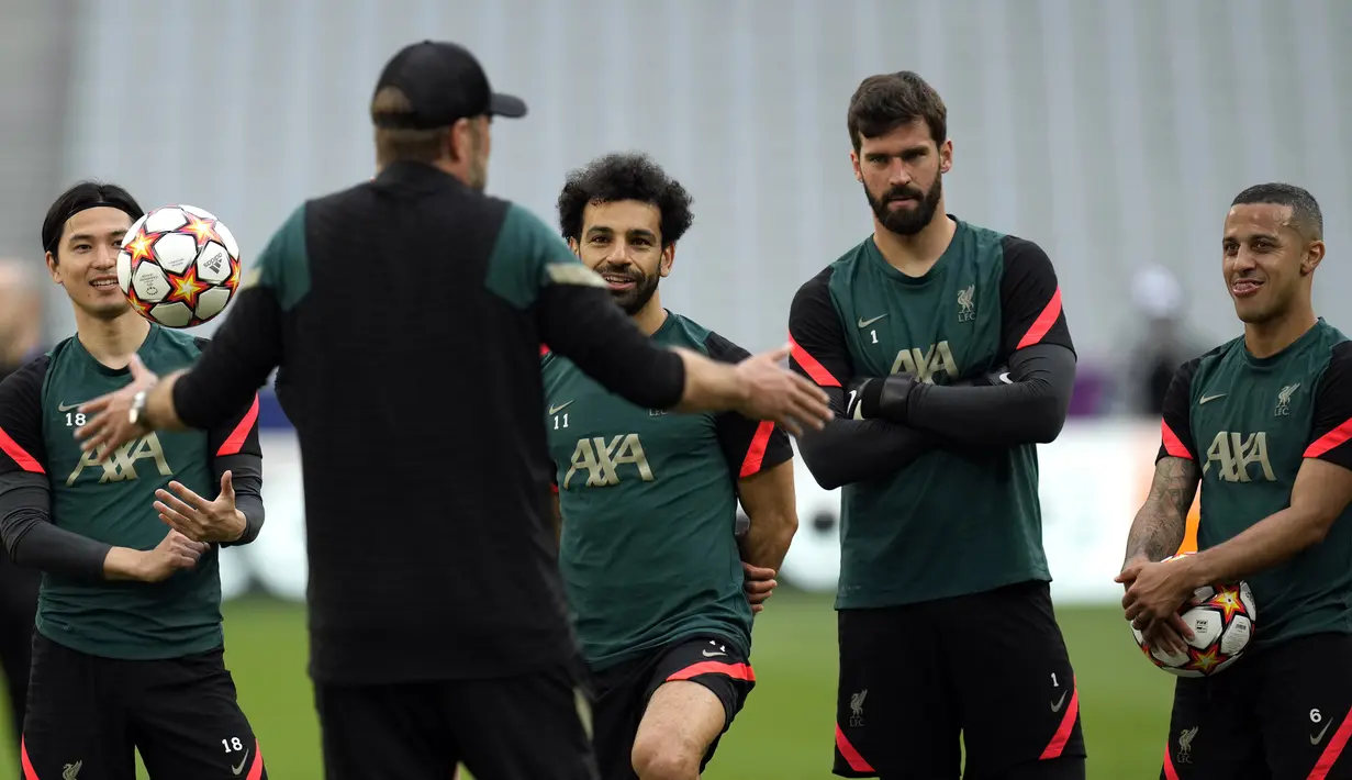 Pemain Liverpool Thiago (kanan), Alisson (kedua kanan), Mohamed Salah (kedua kiri), dan Takumi Minamino mendengarkan manajer mereka Jurgen Klopp saat sesi latihan di Stade de France, Saint Denis, Prancis, 27 Mei 2022. Liverpool dan Real Madrid membuat persiapan terakhir mereka sebelum saling berhadapan dalam pertandingan sepak bola final Liga Champions. (AP Photo/Manu Fernandez)