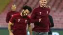 Pemain Liverpool, Dejan Lovren dan Mohamed Salah tertawa selama sesi latihan di stadion San Paolo di Naples, Italia (2/10). Liverpool akan bertanding melawan Napoli pada grup C Liga Champions. (AFP Photo/Carlo Hermann)