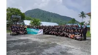Tim Yayasan Ruangguru, BAKTI Kemkominfo, dan 103 guru penerima beasiswa pelatihan online di acara on-boarding program ITF di Sanggar Kegiatan Belajar, Tahuna, Kabupaten Kepulauan Sangihe, Provinsi Sulawesi Utara (Foto: Yayasan Ruangguru)